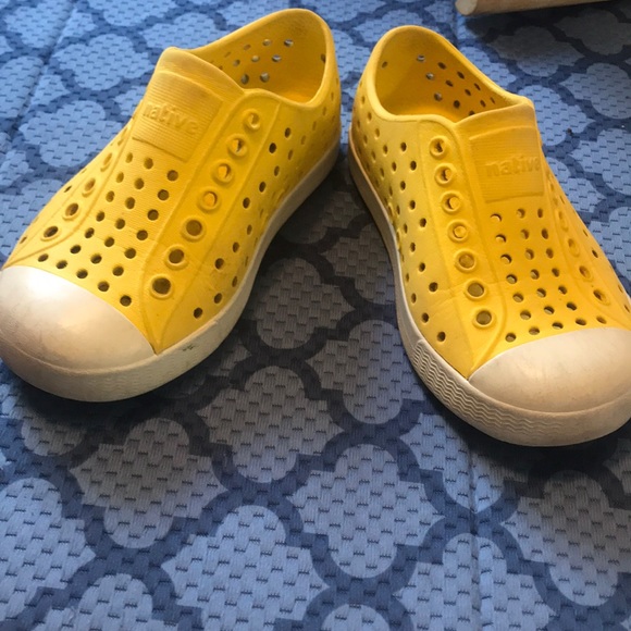 Like NEW Native Jefferson Yellow toddler shoes - Picture 4 of 9